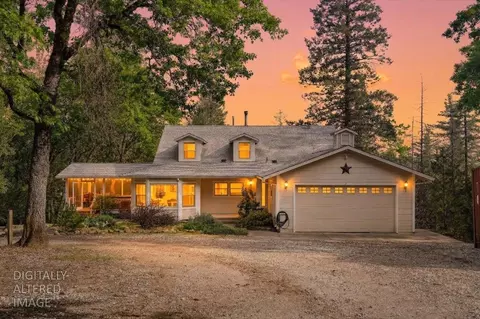 15580 Kitkitdizze Dr, Grass Valley, CA 95945