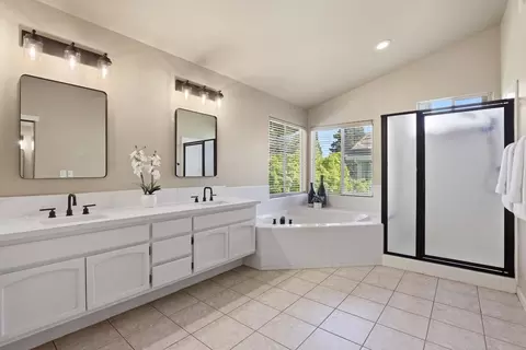 Bath - 2318 Heron Ct, Rocklin, CA 95765 photo 2 of 4