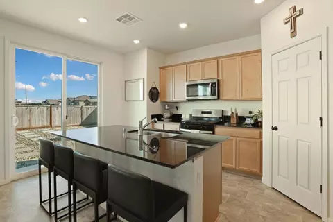 Kitchen - 1601 Redhaven Pl, Hughson, CA 95326 photo 4 of 5