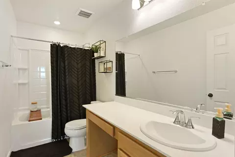 Bath - 1601 Redhaven Pl, Hughson, CA 95326 photo 2 of 3