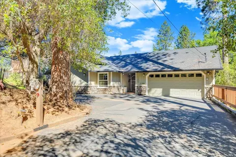 12857 Mueller Dr, Groveland, CA 95321