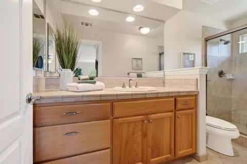 Bath - 1501 Chalupa Pl, Davis, CA 95618 photo 4 of 8
