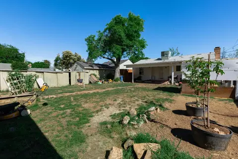 Exterior - 230 W 25th St, Merced, CA 95340 photo 5 of 6