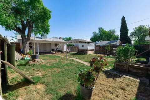 Exterior - 230 W 25th St, Merced, CA 95340 photo 4 of 6