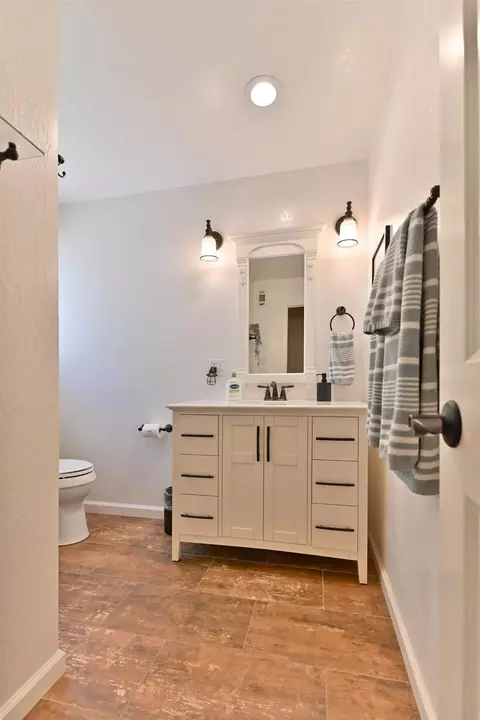 Bath - 1801 Pine Dr, Arnold, CA 95223 photo 4 of 7