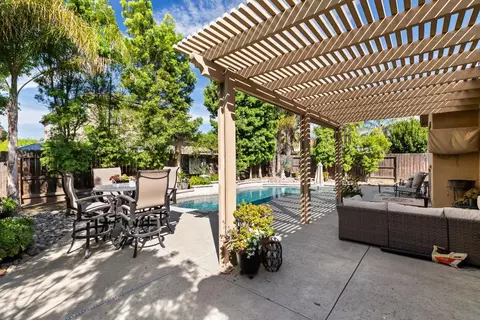 Exterior - 547 Sepp Ct, Ripon, CA 95366 photo 5 of 13