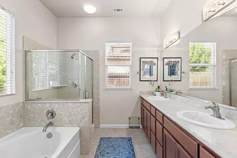 Bath - 547 Sepp Ct, Ripon, CA 95366 photo 2 of 4