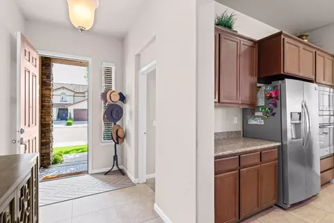 Entry Way - 547 Sepp Ct, Ripon, CA 95366 photo 4 of 8