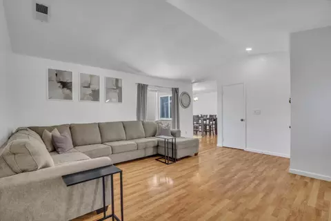 Living - 901 Wilma Dr, Modesto, CA 95351 photo 1 of 2