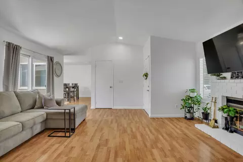 Living - 901 Wilma Dr, Modesto, CA 95351 photo 2 of 2