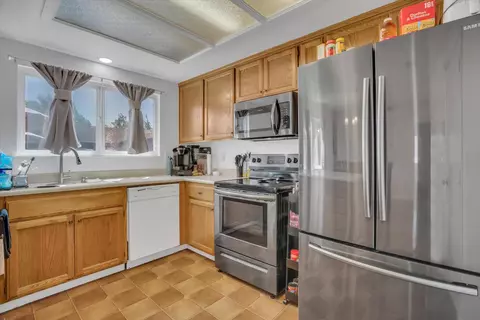 Kitchen - 901 Wilma Dr, Modesto, CA 95351 photo 3 of 3