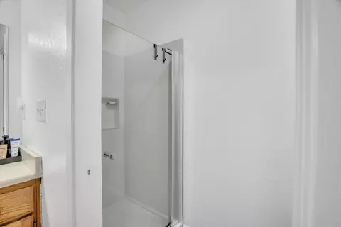 Bath - 901 Wilma Dr, Modesto, CA 95351 photo 2 of 2