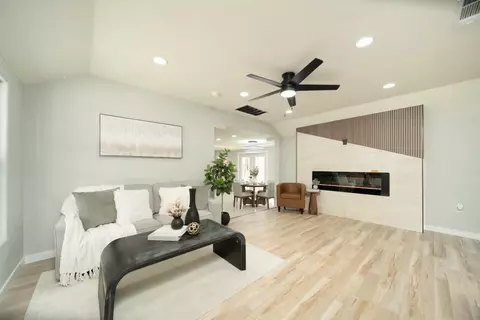 Living - 811 Nevada St, Manteca, CA 95337 photo 1 of 2