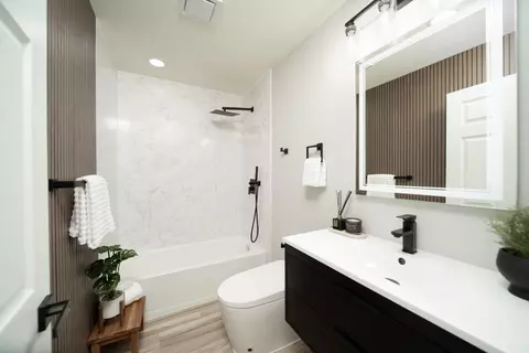 Bath - 811 Nevada St, Manteca, CA 95337 photo 3 of 3