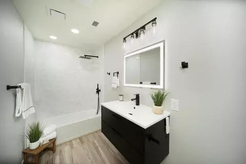 Bath - 811 Nevada St, Manteca, CA 95337 photo 2 of 3