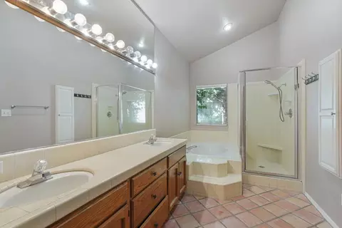 Bath - 176 Rivergate Pl, Lodi, CA 95240 photo 2 of 3