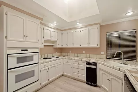Kitchen - 176 Rivergate Pl, Lodi, CA 95240 photo 3 of 5