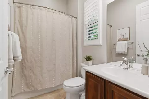 Bath - 2499 Appleleaf Ln, Manteca, CA 95336 photo 2 of 4
