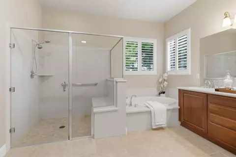 Bath - 2499 Appleleaf Ln, Manteca, CA 95336 photo 4 of 4