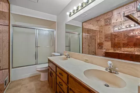 Bath - 2101 Bridger Dr, Modesto, CA 95358 photo 1 of 2