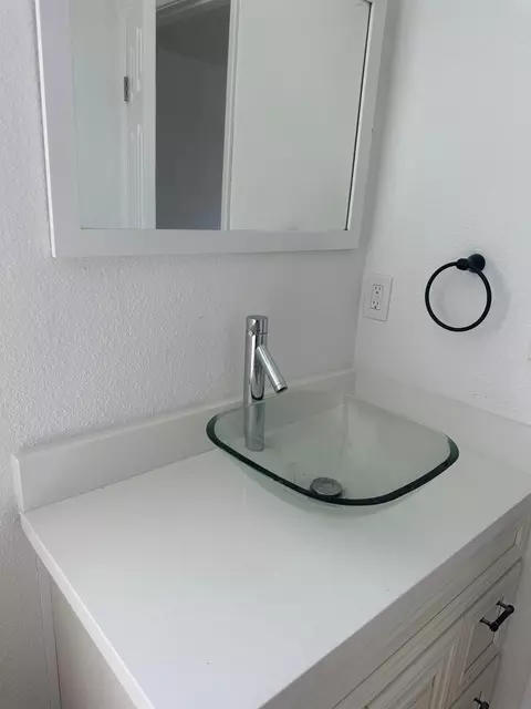 Bath - 305 Boone Way, Modesto, CA 95351 photo 4 of 7