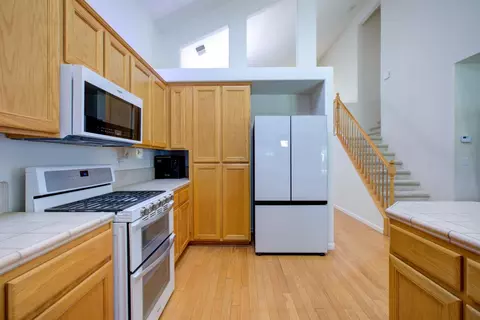 Kitchen - 862 Moonbeam Way, Turlock, CA 95382 photo 4 of 5