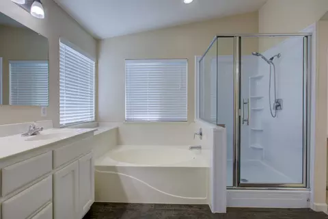 Bath - 862 Moonbeam Way, Turlock, CA 95382 photo 2 of 5