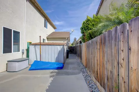 Exterior - 862 Moonbeam Way, Turlock, CA 95382 photo 9 of 11