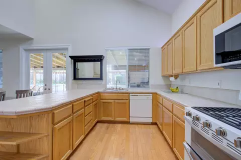 Kitchen - 862 Moonbeam Way, Turlock, CA 95382 photo 3 of 5