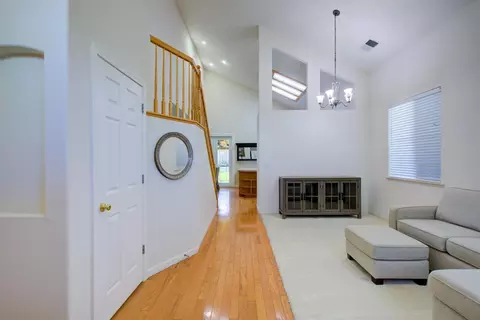 Entry Way - 862 Moonbeam Way, Turlock, CA 95382 photo 2 of 5