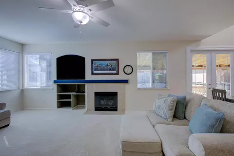 Living - 862 Moonbeam Way, Turlock, CA 95382 photo 2 of 3