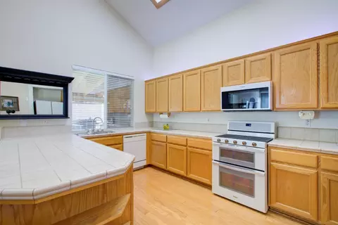 Kitchen - 862 Moonbeam Way, Turlock, CA 95382 photo 5 of 5
