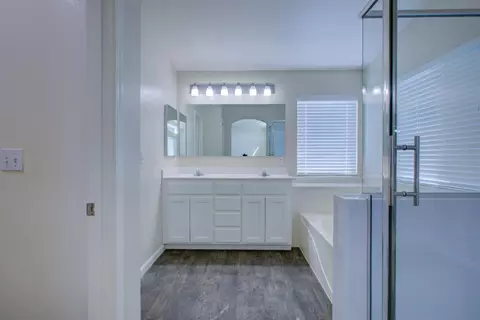 Bath - 862 Moonbeam Way, Turlock, CA 95382 photo 3 of 5