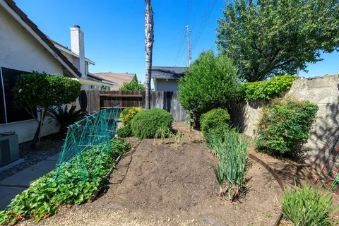 Exterior - 424 Codington Way, Modesto, CA 95357 photo 13 of 17