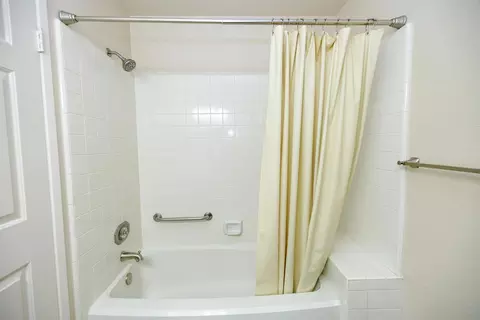 Bath - 424 Codington Way, Modesto, CA 95357 photo 3 of 3