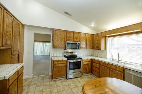 Kitchen - 424 Codington Way, Modesto, CA 95357 photo 3 of 5