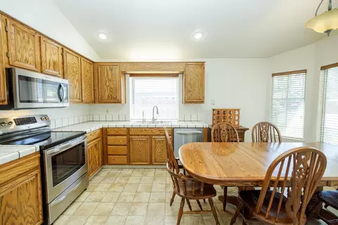 Kitchen - 424 Codington Way, Modesto, CA 95357 photo 2 of 5