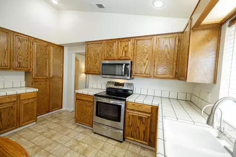 Kitchen - 424 Codington Way, Modesto, CA 95357 photo 4 of 5