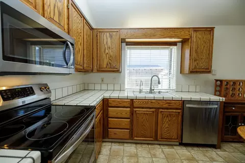 Kitchen - 424 Codington Way, Modesto, CA 95357 photo 5 of 5