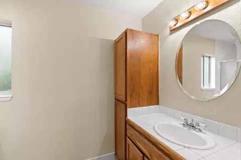 Bath - 1410 Mcdermott Ct, Tracy, CA 95376 photo 4 of 5