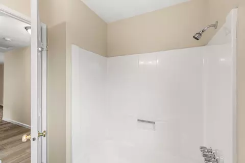Bath - 1410 Mcdermott Ct, Tracy, CA 95376 photo 2 of 5