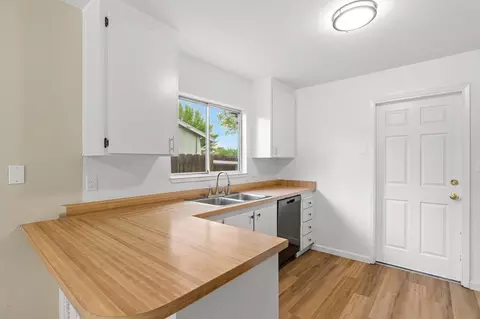Kitchen - 1410 Mcdermott Ct, Tracy, CA 95376 photo 2 of 4