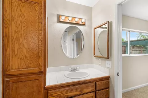 Bath - 1410 Mcdermott Ct, Tracy, CA 95376 photo 3 of 5