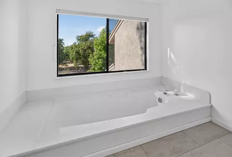 Bath - 1729 Edgebrook Dr #A, Modesto, CA 95354 photo 2 of 3