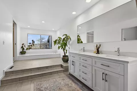 Bath - 1729 Edgebrook Dr #A, Modesto, CA 95354 photo 3 of 5