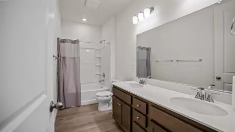 Bath - 2524 Grove St, Lodi, CA 95242 photo 2 of 3
