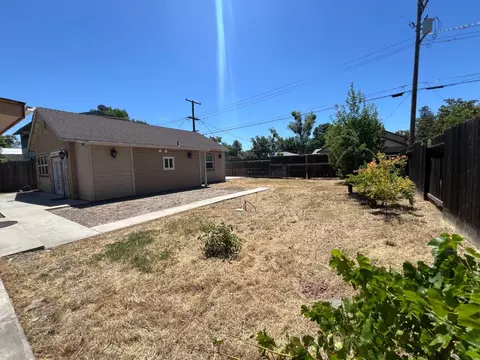 Exterior - 1629 College Ave, Modesto, CA 95350 photo 4 of 4