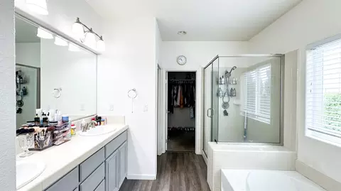 Bath - 1747 Dalia Ln, Manteca, CA 95337 photo 4 of 4