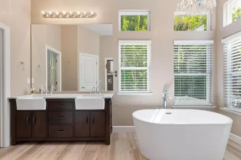 Bath - 1812 Newhampton Ct, Modesto, CA 95355 photo 2 of 4