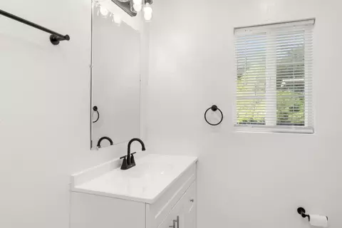 Bath - 185 Mill St, Sutter Creek, CA 95685 photo 2 of 4